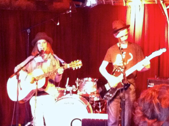 FESTIVAL NIEUWMARKT AMSTERDAM 2014, optreden van kinderen, muziekduo, kinderen maken muziek