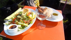 FEESTJE, mensen samen in 'De tuin van de smid', lekker eten