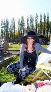 FEESTJE, mensen samen in 'De tuin van de smid'