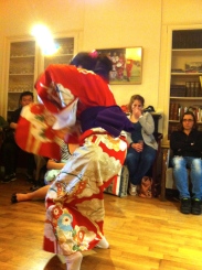 Japanse dans in kimono, traditioneel