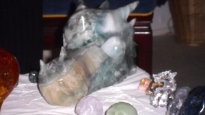 kristallenschedelmeditatie, kristallen schedels, drakenschedels, veld met kristallen, schedeltjes