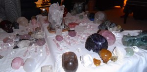 kristallenschedelmeditatie, kristallen schedels, drakenschedels, veld met kristallen, schedeltjes