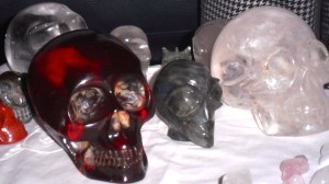 kristallenschedelmeditatie, kristallen schedels, drakenschedels, veld met kristallen, schedeltjes