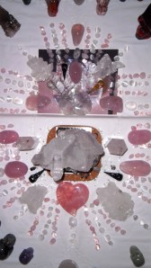 kristallenschedelmeditatie, kristallen schedels, drakenschedels, veld met kristallen, schedeltjes