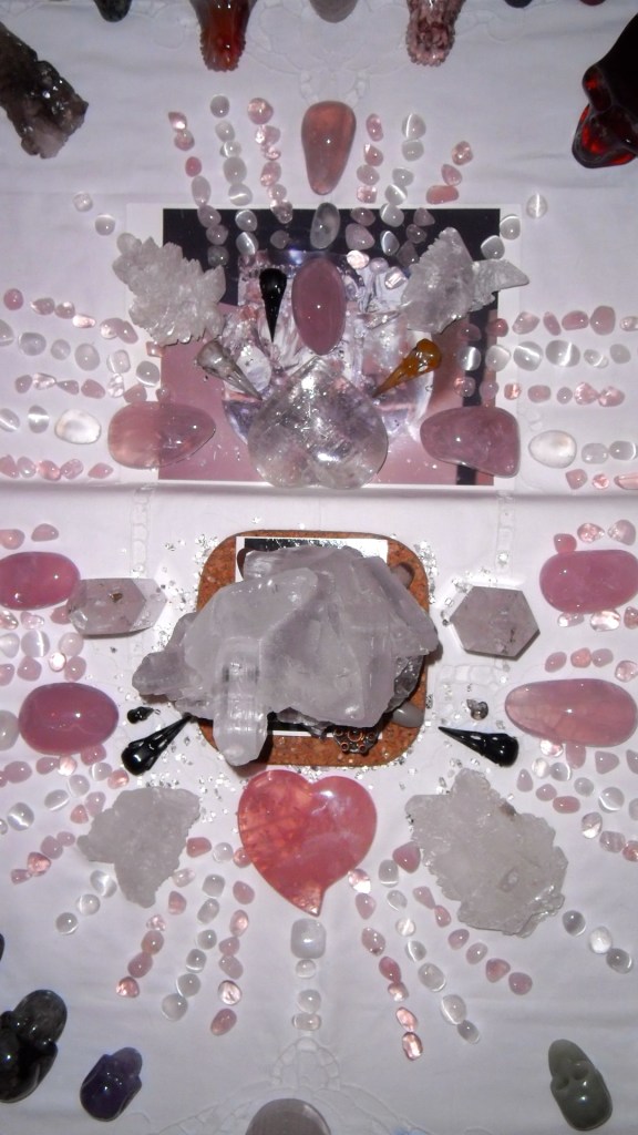 kristallenschedelmeditatie, kristallen schedels, drakenschedels, veld met kristallen, schedeltjes