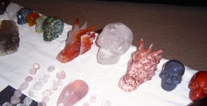 kristallenschedelmeditatie, kristallen schedels, drakenschedels, veld met kristallen, schedeltjes