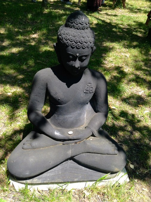 Boeddha.s. boeddhabeelden in Plum Village, mudra's, handhoudingen, mediteren, contemplatie, beelden, boeddha in het bos, onder de bomen, boeddha