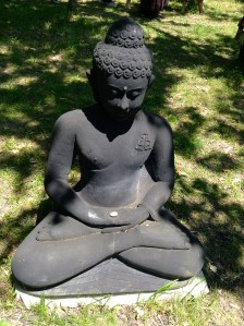 Boeddha.s. boeddhabeelden in Plum Village, mudra's, handhoudingen, mediteren, contemplatie, beelden, boeddha in het bos, onder de bomen, boeddha