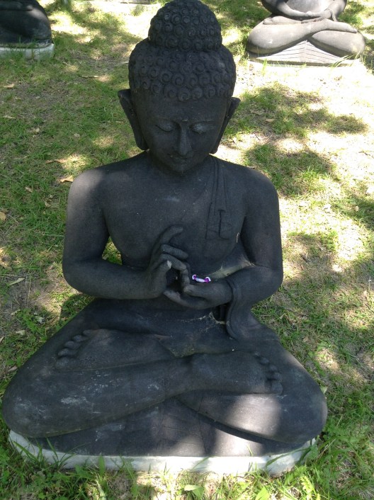 Boeddha.s. boeddhabeelden in Plum Village, mudra's, handhoudingen, mediteren, contemplatie, beelden, boeddha in het bos, onder de bomen, boeddha