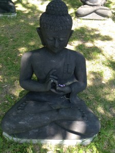 Boeddha.s. boeddhabeelden in Plum Village, mudra's, handhoudingen, mediteren, contemplatie, beelden, boeddha in het bos, onder de bomen, boeddha