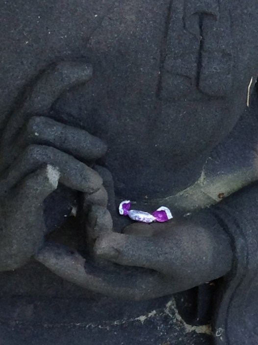 Boeddha.s. boeddhabeelden in Plum Village, mudra's, handhoudingen, mediteren, contemplatie, beelden, boeddha in het bos, onder de bomen, boeddha