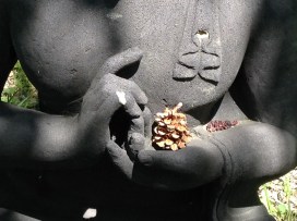 Boeddha.s. boeddhabeelden in Plum Village, mudra's, handhoudingen, mediteren, contemplatie, beelden, boeddha in het bos, onder de bomen, boeddha