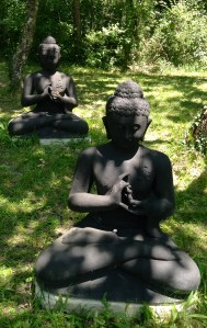 Boeddha.s. boeddhabeelden in Plum Village, mudra's, handhoudingen, mediteren, contemplatie, beelden, boeddha in het bos, onder de bomen, boeddha