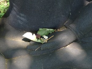 Boeddha.s. boeddhabeelden in Plum Village, mudra's, handhoudingen, mediteren, contemplatie, beelden, boeddha in het bos, onder de bomen, boeddha