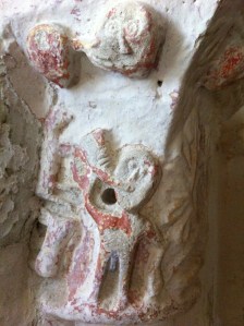 Monbos, kerkje uit de 11e eeuw, pre christenlijke afbeeldingen, heidense kerk