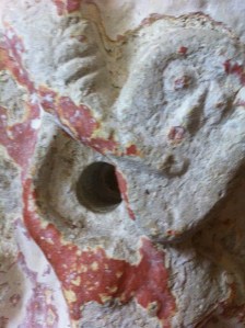 Monbos, kerkje uit de 11e eeuw, pre christenlijke afbeeldingen, heidense kerk