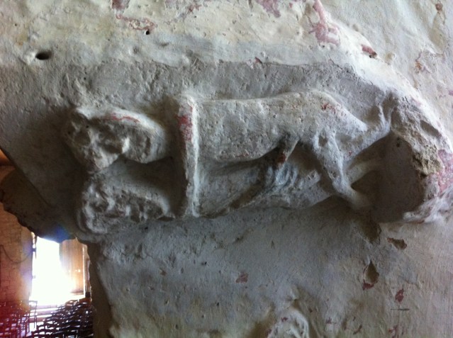 Monbos, kerkje uit de 11e eeuw, pre christenlijke afbeeldingen, heidense kerk