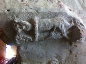 Monbos, kerkje uit de 11e eeuw, pre christenlijke afbeeldingen, heidense kerk