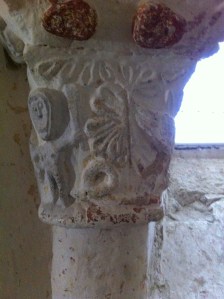 Monbos, kerkje uit de 11e eeuw, pre christenlijke afbeeldingen, heidense kerk