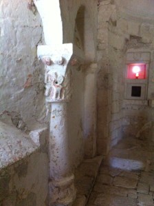 Monbos, kerkje uit de 11e eeuw, pre christenlijke afbeeldingen, heidense kerk