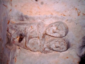 Monbos, kerkje uit de 11e eeuw, pre christenlijke afbeeldingen, heidense kerk