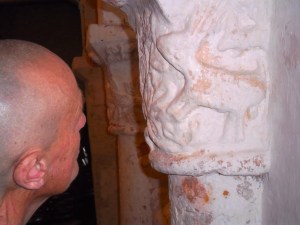 Monbos, kerkje uit de 11e eeuw, pre christenlijke afbeeldingen, heidense kerk