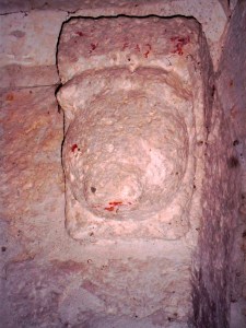 Monbos, kerkje uit de 11e eeuw, pre christenlijke afbeeldingen, heidense kerk