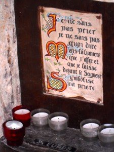 Monbos, kerkje uit de 11e eeuw, pre christenlijke afbeeldingen, heidense kerk