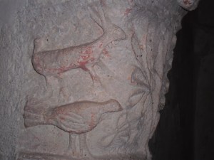 Monbos, kerkje uit de 11e eeuw, pre christenlijke afbeeldingen, heidense kerk