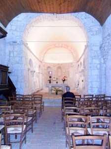 Monbos, kerkje uit de 11e eeuw, pre christenlijke afbeeldingen, heidense kerk