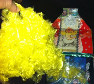 wensdoos, pruik,ganesha, geel haar, nep haar