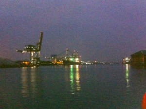 hijskraan,havens van Amsterdam, havensafari, nacht, schip, lichtjes in de nacht 
