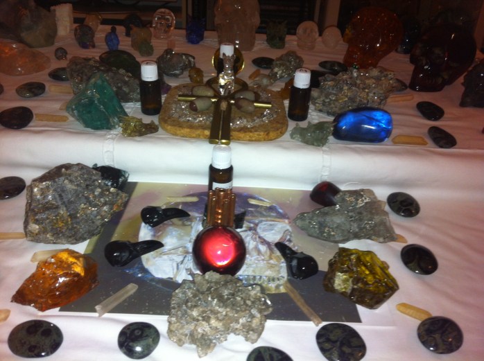 KRISTALLEN SCHEDELS, DRAKENSCHEDELS, KRISTAL, RAVENSCHEDELS, veld van kristallen schedeltjes, lemurische zaadkristallen, heksenvingers, e;fenschedels. ETschedels