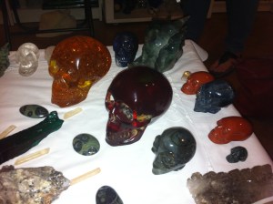 KRISTALLEN SCHEDELS, DRAKENSCHEDELS, KRISTAL, RAVENSCHEDELS, veld van kristallen schedeltjes, lemurische zaadkristallen, heksenvingers, e;fenschedels. ETschedels