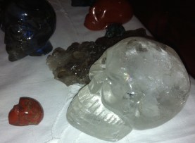 KRISTALLEN SCHEDELS, DRAKENSCHEDELS, KRISTAL, RAVENSCHEDELS, veld van kristallen schedeltjes, lemurische zaadkristallen, heksenvingers, e;fenschedels. ETschedels