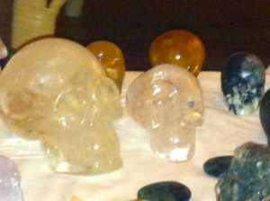 KRISTALLEN SCHEDELS, DRAKENSCHEDELS, KRISTAL, RAVENSCHEDELS, veld van kristallen schedeltjes, lemurische zaadkristallen, heksenvingers, e;fenschedels. ETschedels