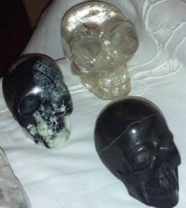 KRISTALLEN SCHEDELS, DRAKENSCHEDELS, KRISTAL, RAVENSCHEDELS, veld van kristallen schedeltjes, lemurische zaadkristallen, heksenvingers, e;fenschedels. ETschedels