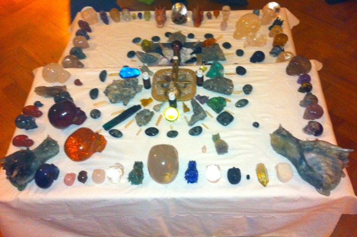 KRISTALLEN SCHEDELS, DRAKENSCHEDELS, KRISTAL, RAVENSCHEDELS, veld van kristallen schedeltjes, lemurische zaadkristallen, heksenvingers,