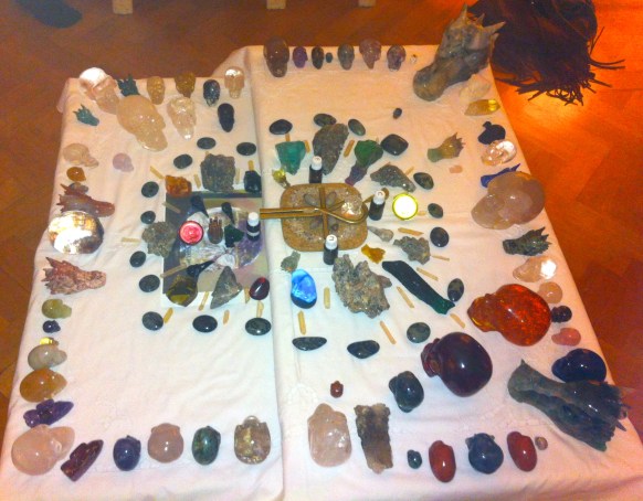 KRISTALLEN SCHEDELS, DRAKENSCHEDELS, KRISTAL, RAVENSCHEDELS, veld van kristallen schedeltjes, lemurische zaadkristallen, heksenvingers, e;fenschedels. ETschedels