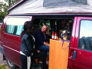 vrouwen met een camper, koken in een camper, kampeerwagen, lachende dames, vrouw met bal