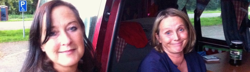 vrouwen met een camper, koken in een camper, kampeerwagen, lachende dames, vrouw met bal