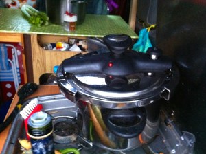 vrouwen met een camper, koken in een camper, kampeerwagen, lachende dames, vrouw met bal