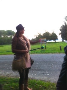 vrouwen met een camper, koken in een camper, kampeerwagen, lachende dames, vrouw met bal