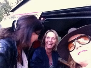 vrouwen met een camper, koken in een camper, kampeerwagen, lachende dames, vrouw met bal