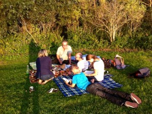 spelevarenspartelvijver, picknick met vrienden, in het gras op kleden, Indian summer, picknick