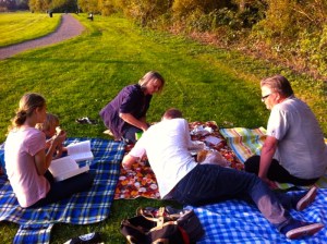 spelevarenspartelvijver, picknick met vrienden, in het gras op kleden, Indian summer, picknick