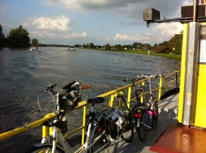 veerpont,veertje Zijldijk, Warmond, knappe man, fietsen