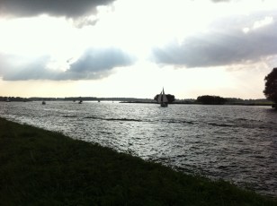ZIJLDIJK, ZIJL, JOPPE, HOND, FIETS, BOOTJES, ZONLICHT, WOLKENLUCHTEN