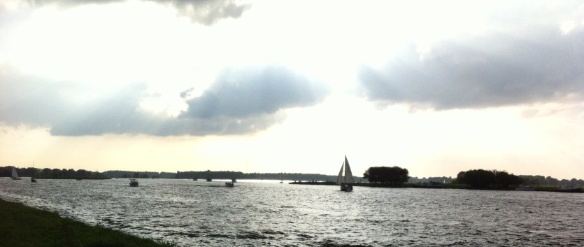 ZIJLDIJK, ZIJL, JOPPE, HOND, FIETS, BOOTJES, ZONLICHT, WOLKENLUCHTEN