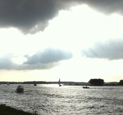 ZIJLDIJK, ZIJL, JOPPE, HOND, FIETS, BOOTJES, ZONLICHT, WOLKENLUCHTEN